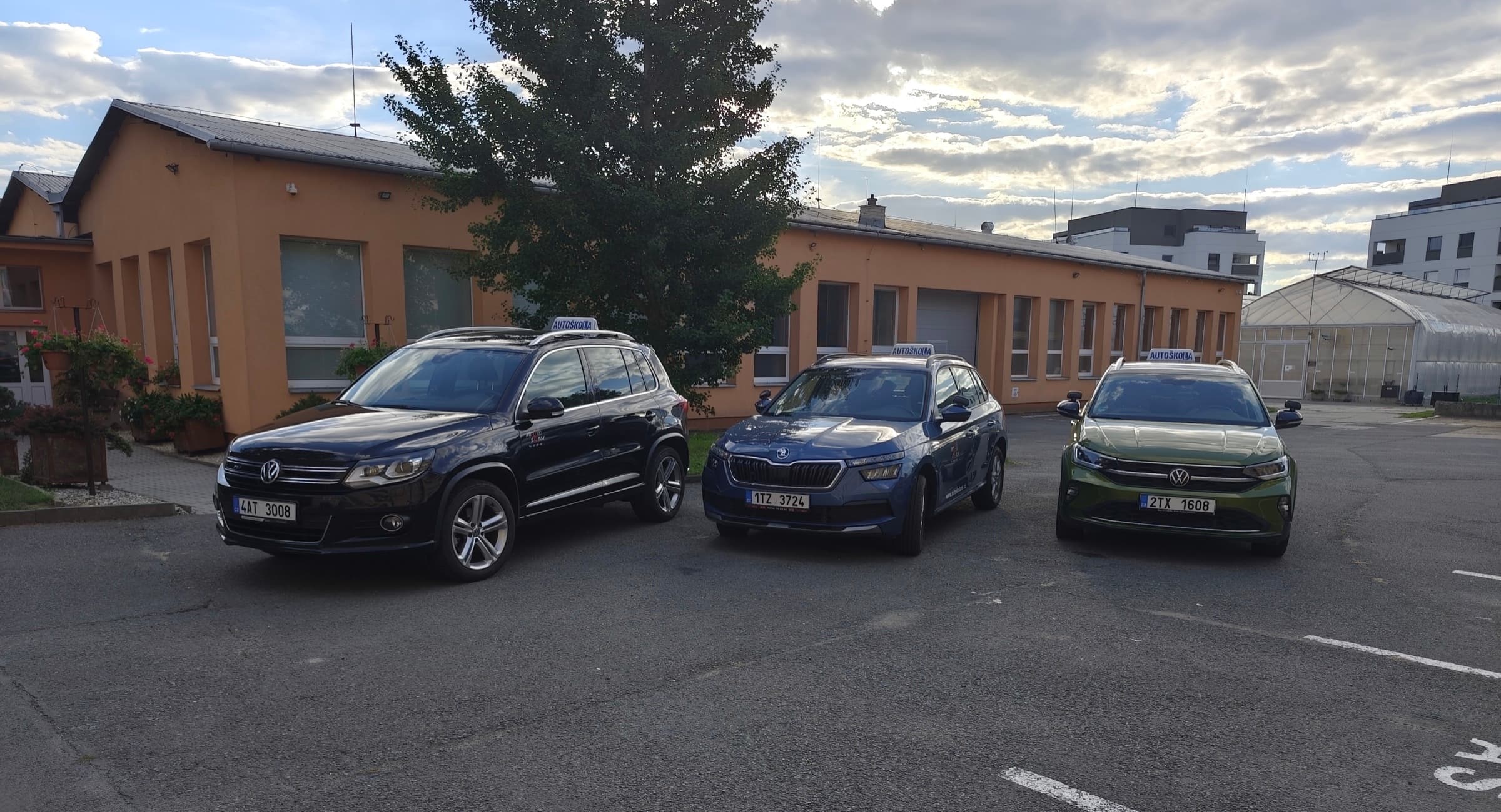 Vozový park Autoškoly O.K. před učebnou v Opavě